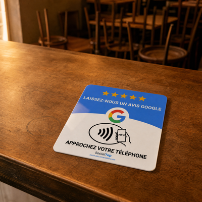 Plaque NFC avis Google posee sur un comptoir de cafe