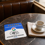 Plaque NFC avis Google posée sur une table de bistrot